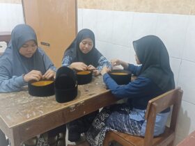 Santriwati membantu proses produksi Home Industry Kopiah milik Ponpes KH M. Kholil, Gresik.(Istimewa)