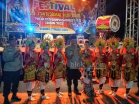Kapolresta Banyuwangi, Kombes Pol Rama Samtama putra, menghadiri Festival Seni Tradisional Kuntulan 2025 di RTH Pasar Desa Benculuk, Kecamatan Cluring, Kamis (27/3/2025).(blok-a.com/Kuryanto)