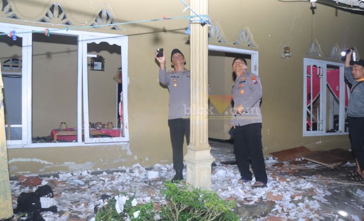 Rumah Supiyati rusak parah akibat ledakan petasan rakitan. (blok-a.com/Fajar)