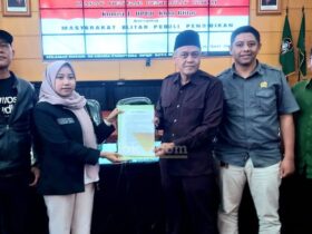 Penyerahan Pakta Integritas antara perwakilan Masyarakat Blitar Peduli Pendidikan dengan DPRD Kota Blitar yang diwakil oleh Ketua Komisi 1 DPRD Kota Blitar, Agus Junaidi. (blok-a.com/Fajar)