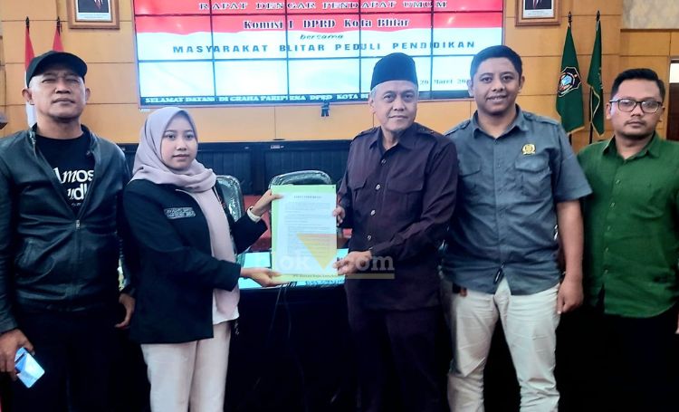 Penyerahan Pakta Integritas antara perwakilan Masyarakat Blitar Peduli Pendidikan dengan DPRD Kota Blitar yang diwakil oleh Ketua Komisi 1 DPRD Kota Blitar, Agus Junaidi. (blok-a.com/Fajar)