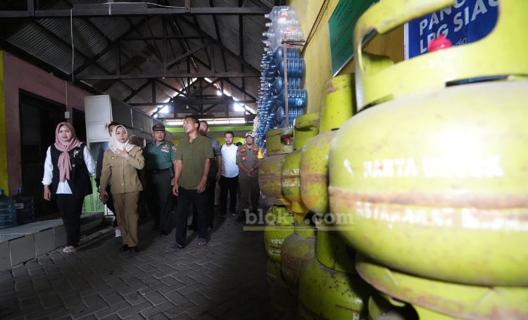 Wali kota Mojokerto Ika Puspita Sari saat melaksanakan sidak pangkalan elpiji dan Pom bensin.(Blok-a.com/Syahrul Wijaya)