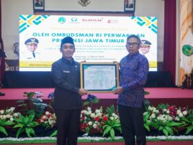 Wali Kota Pasuruan bersama perwakilan Kepala Perwakilan Ombudsman Provinsi Jawa Timur.