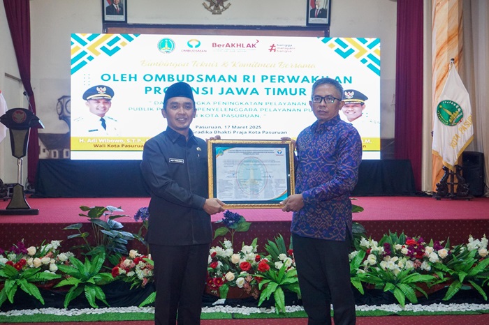 Wali Kota Pasuruan bersama perwakilan Kepala Perwakilan Ombudsman Provinsi Jawa Timur.