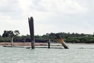 Pagar Laut Milik PT Sumber Mas Indah Plywood di perairan Karangkiring, Kebomas, Gresik diduga kuat belum memiliki izin.(blok-a.com/Ivan)