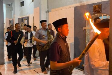 Kalapas membawa kentongan untuk bangunkan sahur warga binaan di lapas kelas IIB Mojokerto.(Humas for blok-a.com)