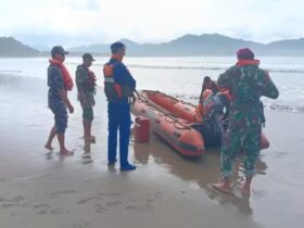 Tim SAR gabungan saat mengevakuasi jenazah pemancing asal Kecamatan Gambiran yang ditemukan meninggal dunia, Selasa (18/3/2025) pagi. (blok-a.com/Kuryanto)
