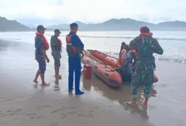 Tim SAR gabungan saat mengevakuasi jenazah pemancing asal Kecamatan Gambiran yang ditemukan meninggal dunia, Selasa (18/3/2025) pagi. (blok-a.com/Kuryanto)