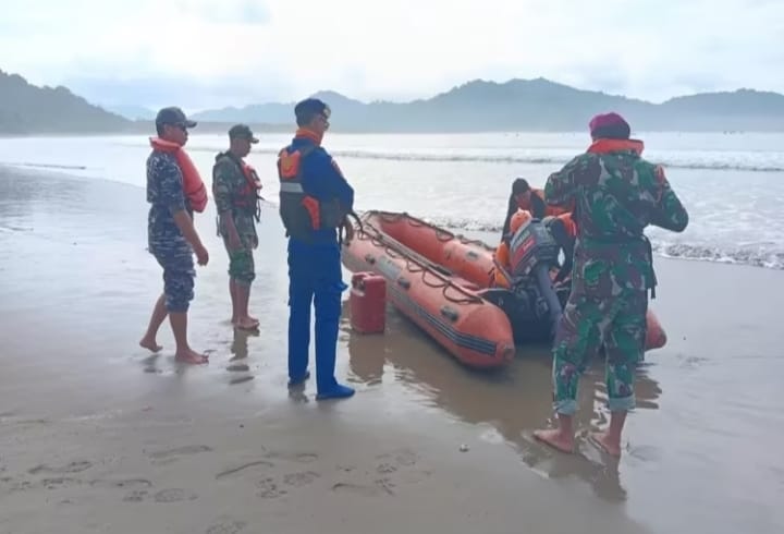 Tim SAR gabungan saat mengevakuasi jenazah pemancing asal Kecamatan Gambiran yang ditemukan meninggal dunia, Selasa (18/3/2025) pagi. (blok-a.com/Kuryanto)