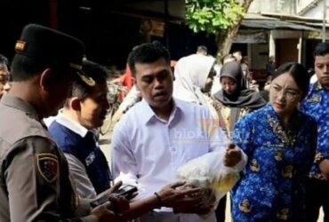 Wali Kota Blitar, Syauqul Muhibbin saat memantau operasi pasar di Paaar Legi. (blok-a.com/Fajar)