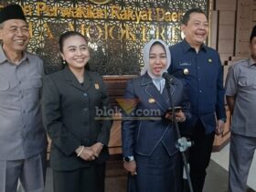 Wali kota dan wakil wali kota usai menghadiri rapat paripurna di gedung DPRD Kota Mojokerto.(Blok-a.com/Syahrul Wijaya)