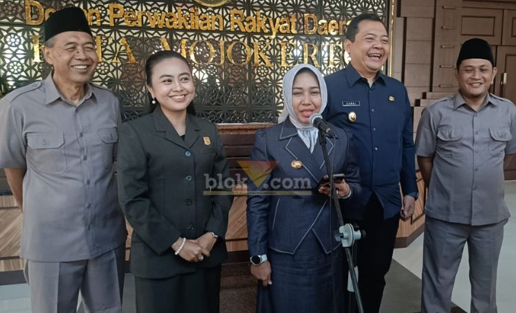 Wali kota dan wakil wali kota usai menghadiri rapat paripurna di gedung DPRD Kota Mojokerto.(Blok-a.com/Syahrul Wijaya)