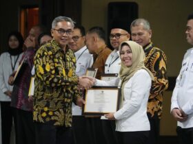 Ning Ita saat menerima penghargaan dari ketua KPK RI.(Kominfo for blok-a.com)