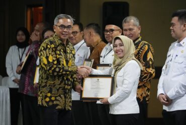 Ning Ita saat menerima penghargaan dari ketua KPK RI.(Kominfo for blok-a.com)