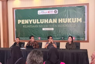 Kasi Intel Kejari dan lurah Balongsari saat hadiri acara penyuluhan hukum.(Blok-a.com/Syahrul Wijaya)
