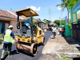 Perbaikan jalan berlubang di Banyuwangi.(dok. InfoPublik)