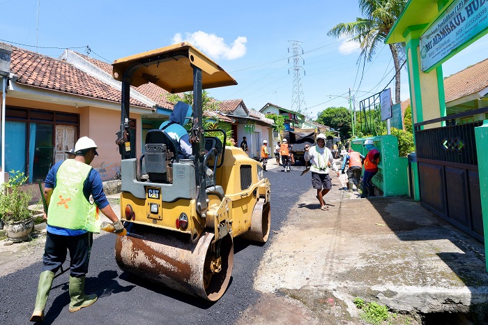 Perbaikan jalan berlubang di Banyuwangi.(dok. InfoPublik)
