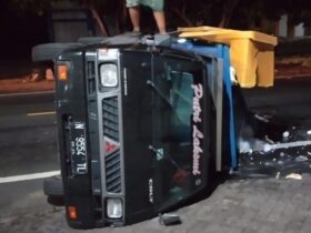 Pikap terguling di depan SPBU Jalan Raya Situbondo-Banyuwangi, Selasa (18/3/2025).(dok dari Polsek Wongsorejo)