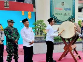 Wali Kota Blitar, Syauqul Muhibbin bersama Wakil Wali Kota Elim Tyu Samba membuka Bazar SAE Ramadan Festival 2025 di Pasar Legi. (blok-a.com/Fajar)