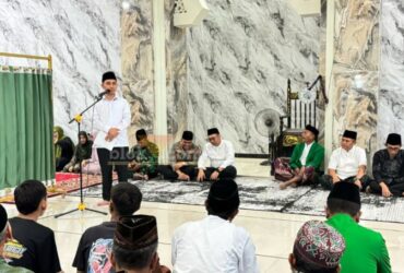 Bupati Mojokerto Gus Barra dalam safari Ramadan di masjid Ainul Yaqin Dawarblandong.(blok-a.com/Syahrul Wijaya)