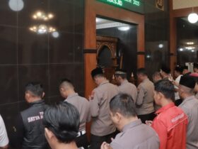 Seluruh jajaran Polres Blitar serta ASN melakukan salat gaib untuk tiga anggota Polri dari Polres Way Kanan yang gugur dalam tugas. (blok-a.com/Fajar)