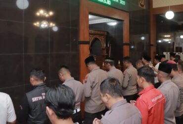 Seluruh jajaran Polres Blitar serta ASN melakukan salat gaib untuk tiga anggota Polri dari Polres Way Kanan yang gugur dalam tugas. (blok-a.com/Fajar)
