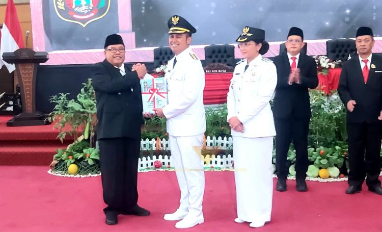 Serah terima jabatan Wali Kota dan Wakil Wali Kota Blitar, dan rapat paripurna dengan agenda penyampaian sambutan Wali Kota Blitar dan Gubernur Jatim. (blok-a.com/Fajar)