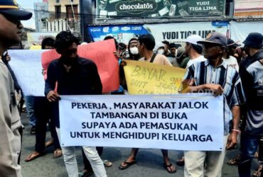 Warga di sekitar aliran Kali Bladak, Kecamatan Nglegok, Kabupaten Blitar, menggelar aksi demonstrasi di Mapolres Blitar Kota. (blok-a.com/Fajar)