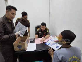 Tersangka pembunuhan saat memberikan keterangan polisi.(blok-a.com/Syahrul Wijaya)