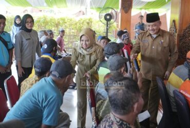 Wali kota Mojokerto menyerahkan bantuan kepada tukang becak di pendopo Sabha Kridatama rumah rakyat.(blok-a.com/Syahrul Wijaya)
