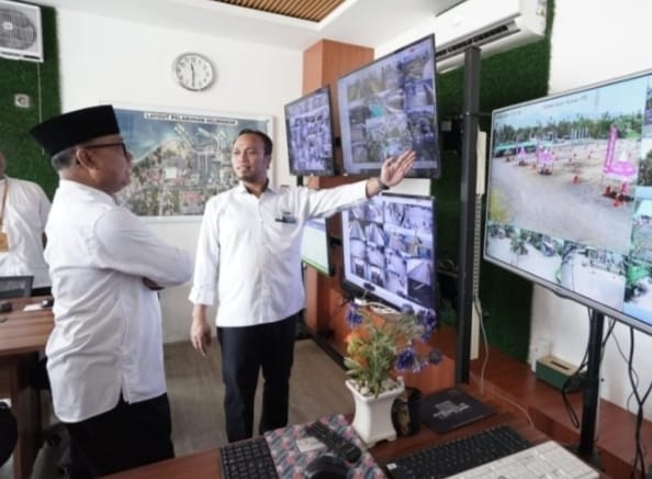 Mujiono saat meninjau pemantau CCTV di penyeberangan Ketapang Banyuwangi, Selasa (26/3/2025).(blok-a.com/Kuryanto)