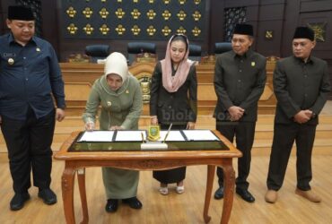 Wali Kota dan Wakil Wali Kota Mojokerto saat menghadiri rapat paripurna di gedung DPRD.(blok-a.com/Syahrul Wijaya)