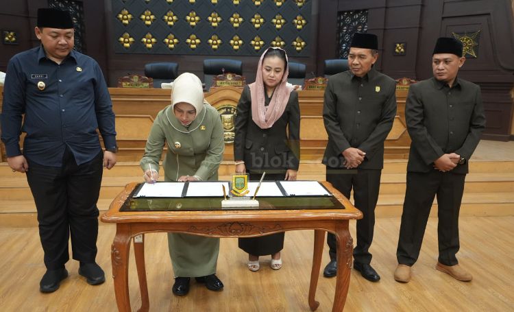 Wali Kota dan Wakil Wali Kota Mojokerto saat menghadiri rapat paripurna di gedung DPRD.(blok-a.com/Syahrul Wijaya)