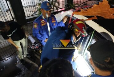 Proses pengambilan kunci mobil yang tertinggal di dalam oleh Damkar Kota Malang (blok-a.com / Yogga Ardiawan)