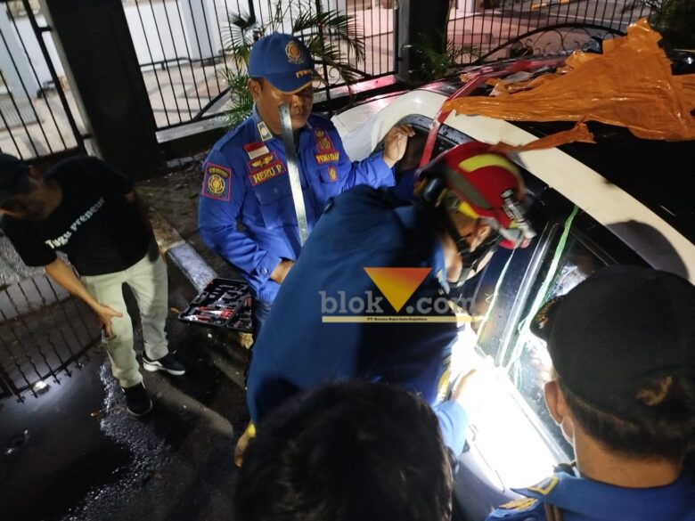 Proses pengambilan kunci mobil yang tertinggal di dalam oleh Damkar Kota Malang (blok-a.com / Yogga Ardiawan)