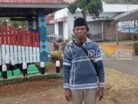 Suwadi rela berjalan kaki puluhan kilometer di Kabupaten Malang demi silaturahmi di momen lebaran (blok-a/Zul)