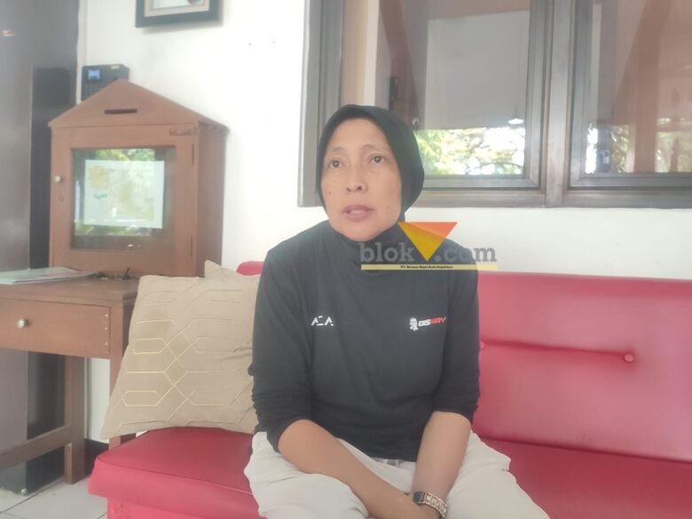 Ketua Perbasi Kota Malang, Hessy Hazniah saat menjelaskan kepada awakmedia (blok-a.com / Yogga Ardiawan)