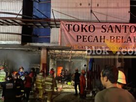 Situasi Kebakaran di Toko Santosa Pecah Bela, Kota Malang, Rabu (23/4/2025) (blok-a/Berril Labiq)