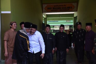 Teks foto : Bupati Sidoarjo, Subandi, hadiri halal bi halal di SMP Wachid Hasyim 9, Sedati, Sidoarjo.