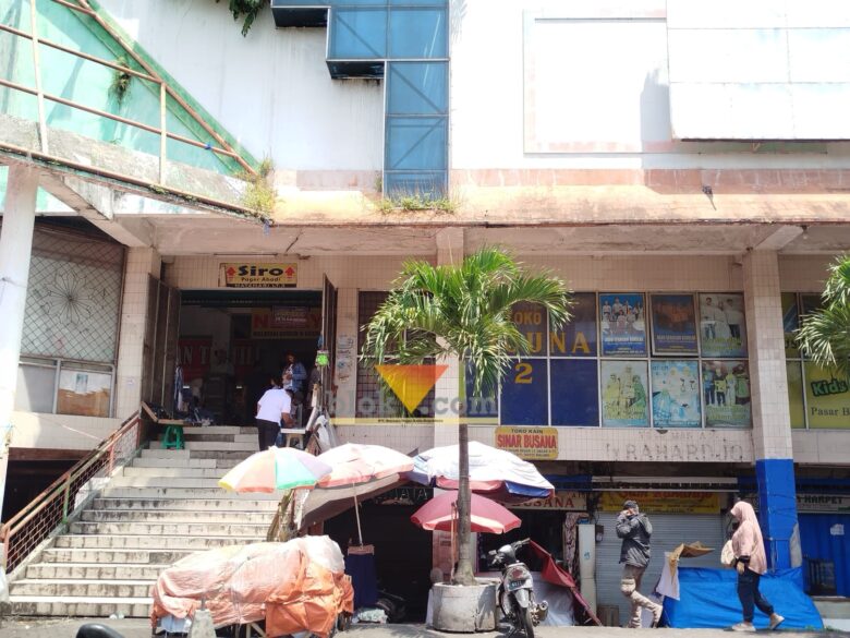 Tampak dari depan bangunan Pasar Besar Malang yang terlihat sepi (blok-a.com / Yogga Ardiawan)