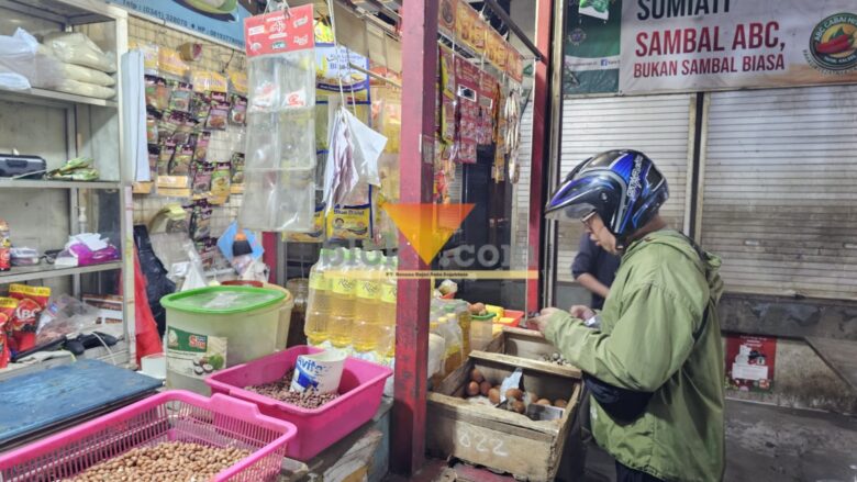 Salah satu toko bahan pokok yang ada di Pasar Besar Malang (blok-a.com / Yogga Ardiawan)