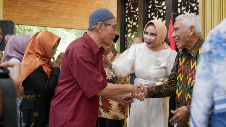 Teks foto : Halal bihalal Purna bakti ASN di Pendapa Kabupaten Sidoarjo