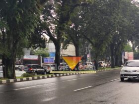 Antrean kendaraan menuju Gerbang Exit Tol Madyopuro, sementara arah sebaliknya terpantau lenggang dan lancar (blok-a.com / Yogga Ardiawan)