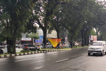 Antrean kendaraan menuju Gerbang Exit Tol Madyopuro, sementara arah sebaliknya terpantau lenggang dan lancar (blok-a.com / Yogga Ardiawan)