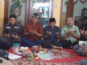 Bupati Sidoarjo, Subandi bersama Forkopimda saat tahlil bersama di rumah duka Desa Keloposepuluh, Sukodono, Sidoarjo.