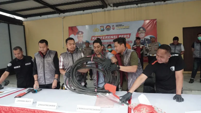 Dua tersangka pelaku pencurian kabel diamankan unit Reskrim Polresta Sidoarjo.
