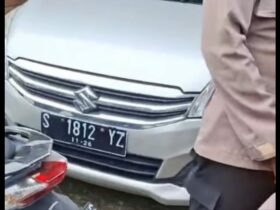 Mobil Suzuki Ertiga yang dibawa kabur pelaku saat ditemukan terparkir di rumah desa Bringkang, Menganti, Gresik.(Dokumen Hamzah)
