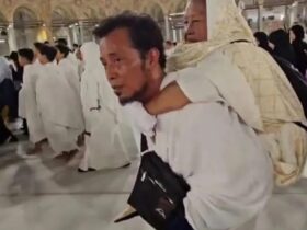 Zainal Abidin yang tengah menggedong ibunya saat tawaf di Masjidil Haram Makkah.
