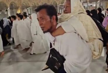 Zainal Abidin yang tengah menggedong ibunya saat tawaf di Masjidil Haram Makkah.