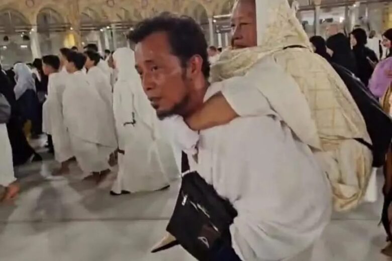 Zainal Abidin yang tengah menggedong ibunya saat tawaf di Masjidil Haram Makkah.